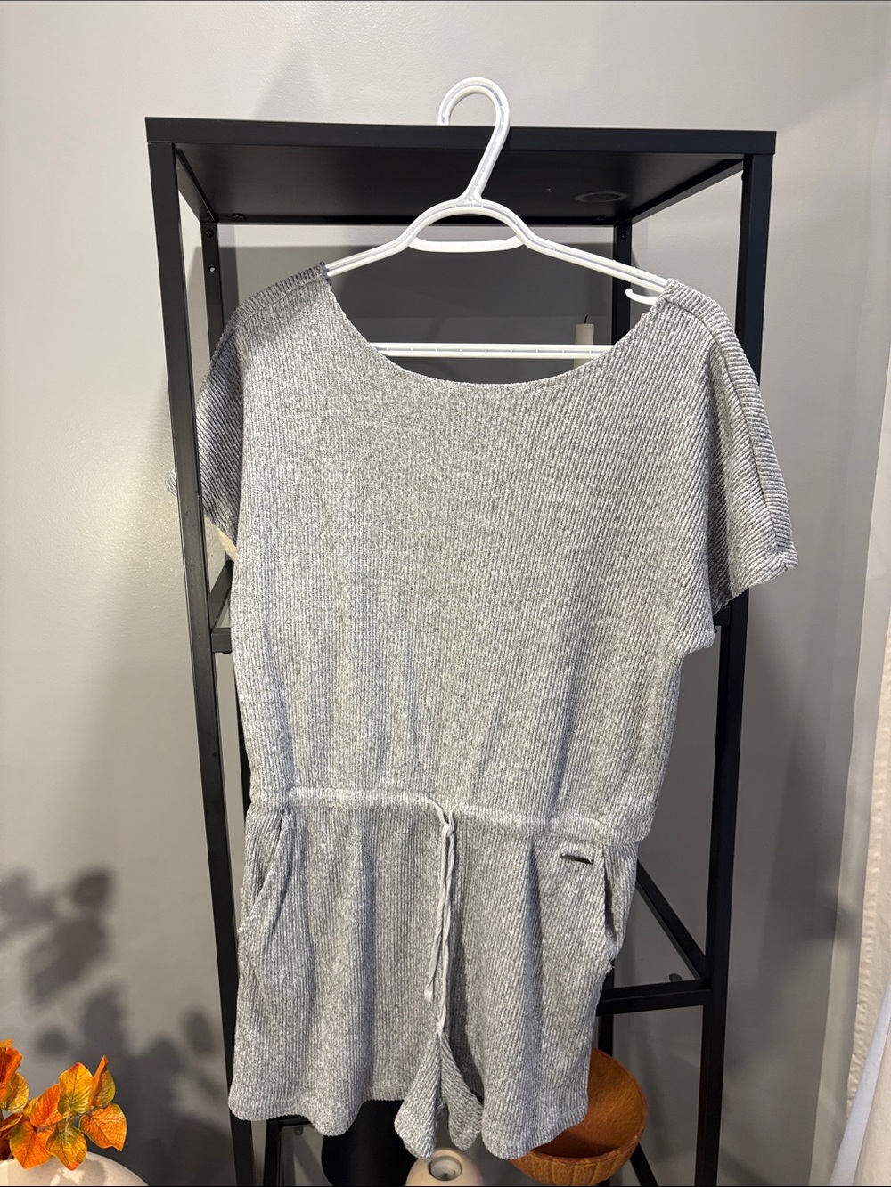 034 La Vie En Rose Light Gray Knit Short-Sleeve Romper